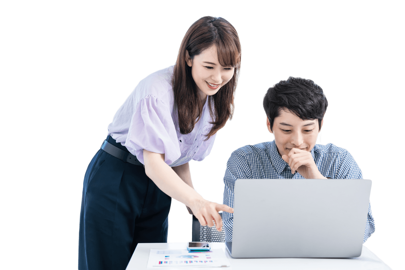 ノートパソコンを見ながらWebサイト制作について相談するビジネスイメージ