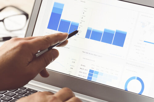 アクセス解析やWeb改善のデータを確認するイメージ